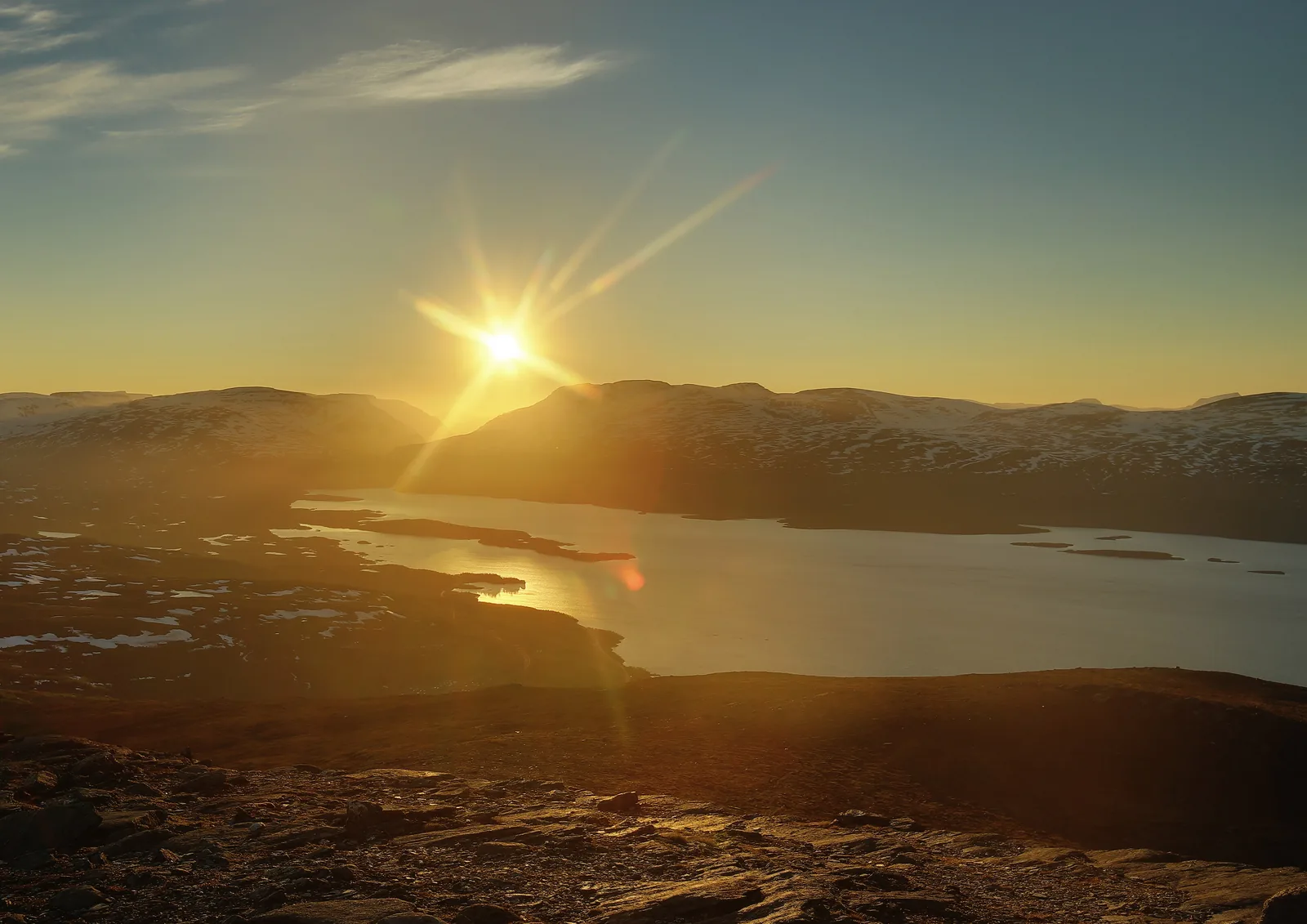 Mitternachtssonne über dem Torneträsk, fotografiert vom Gipfel des Nuolja am Rand des Abisko-Nationalparks