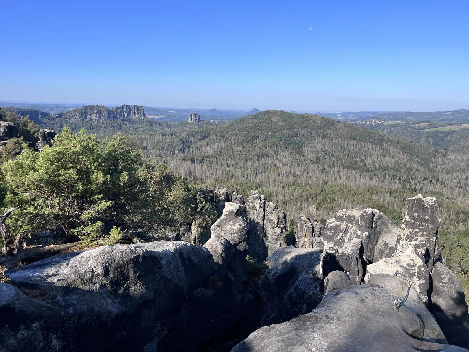 Aussicht von der Häntzschelstiege in den Affensteinen über Felstürme auf die Schrammsteine und die Hohe Liebe