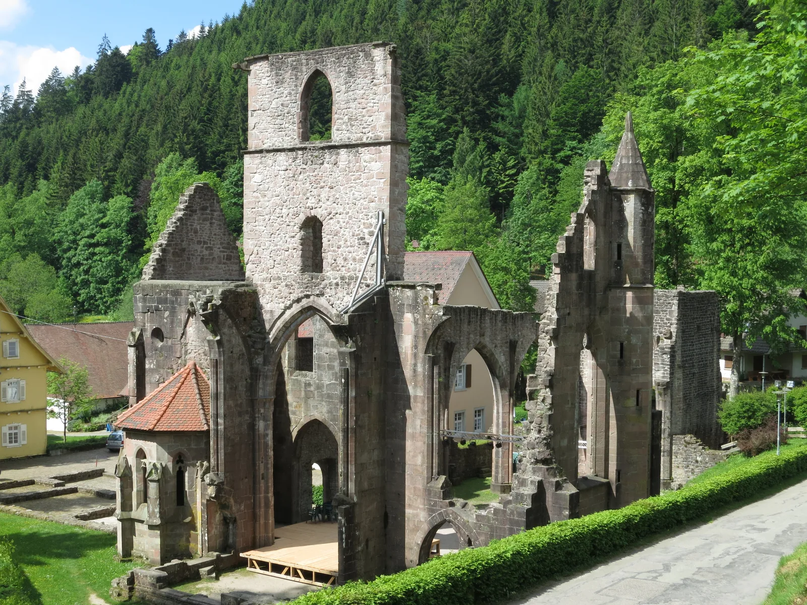 Klosterruine Allerheiligen mit Turm und gotischen Fensterbögen, Startpunkt des Rundwegs zu den Allerheiligen-Wasserfällen