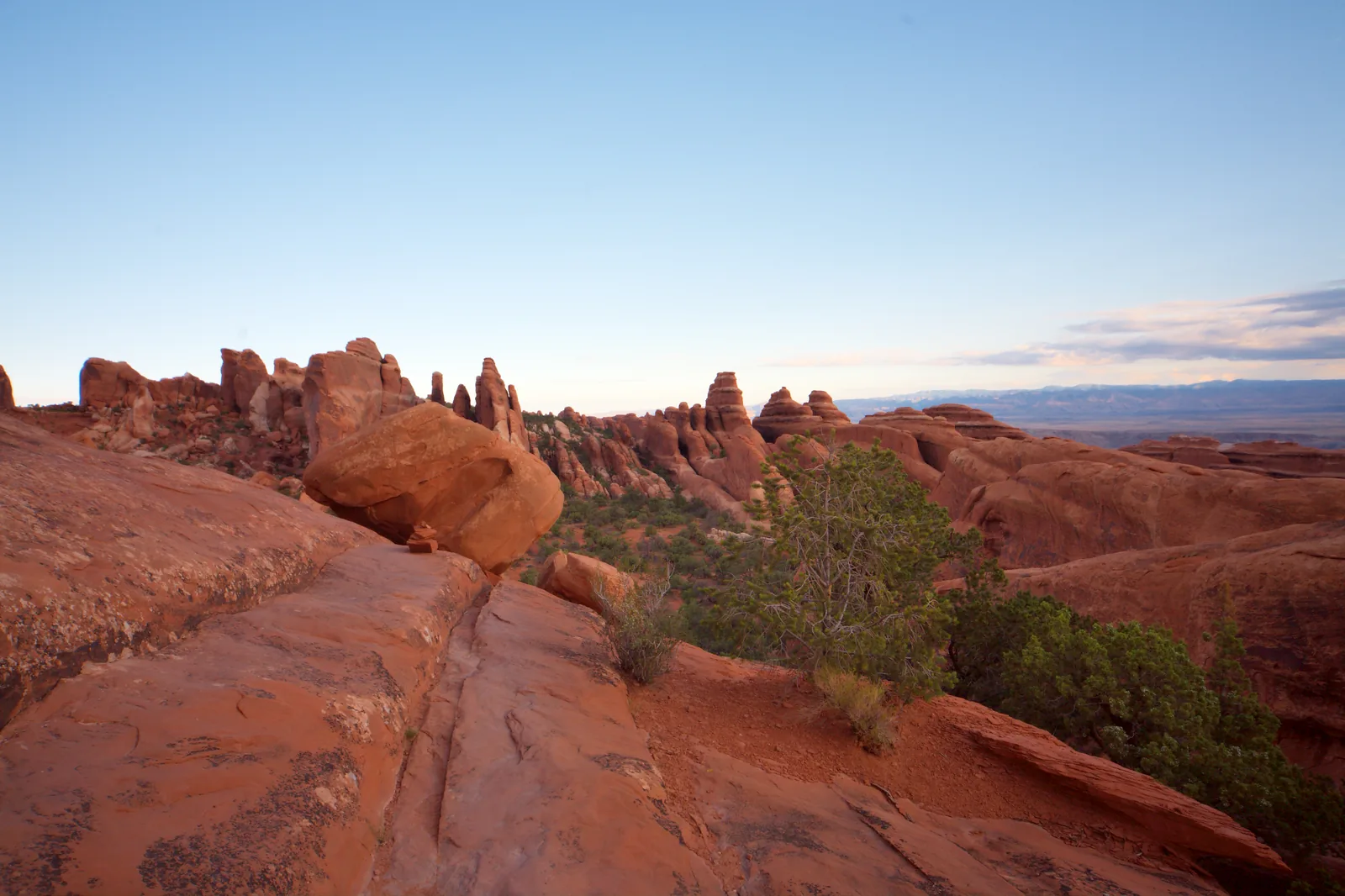 Schmale rote Felsflossen und blanker Sandstein entlang des primitiven Wegs zum Double O Arch