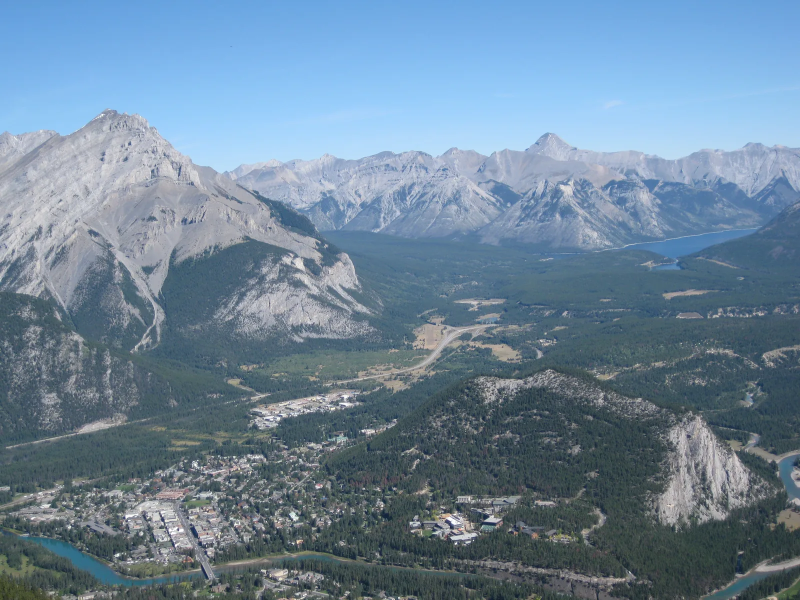Blick vom Sulphur Mountain auf den Ort Banff, den Bow River und die Berge