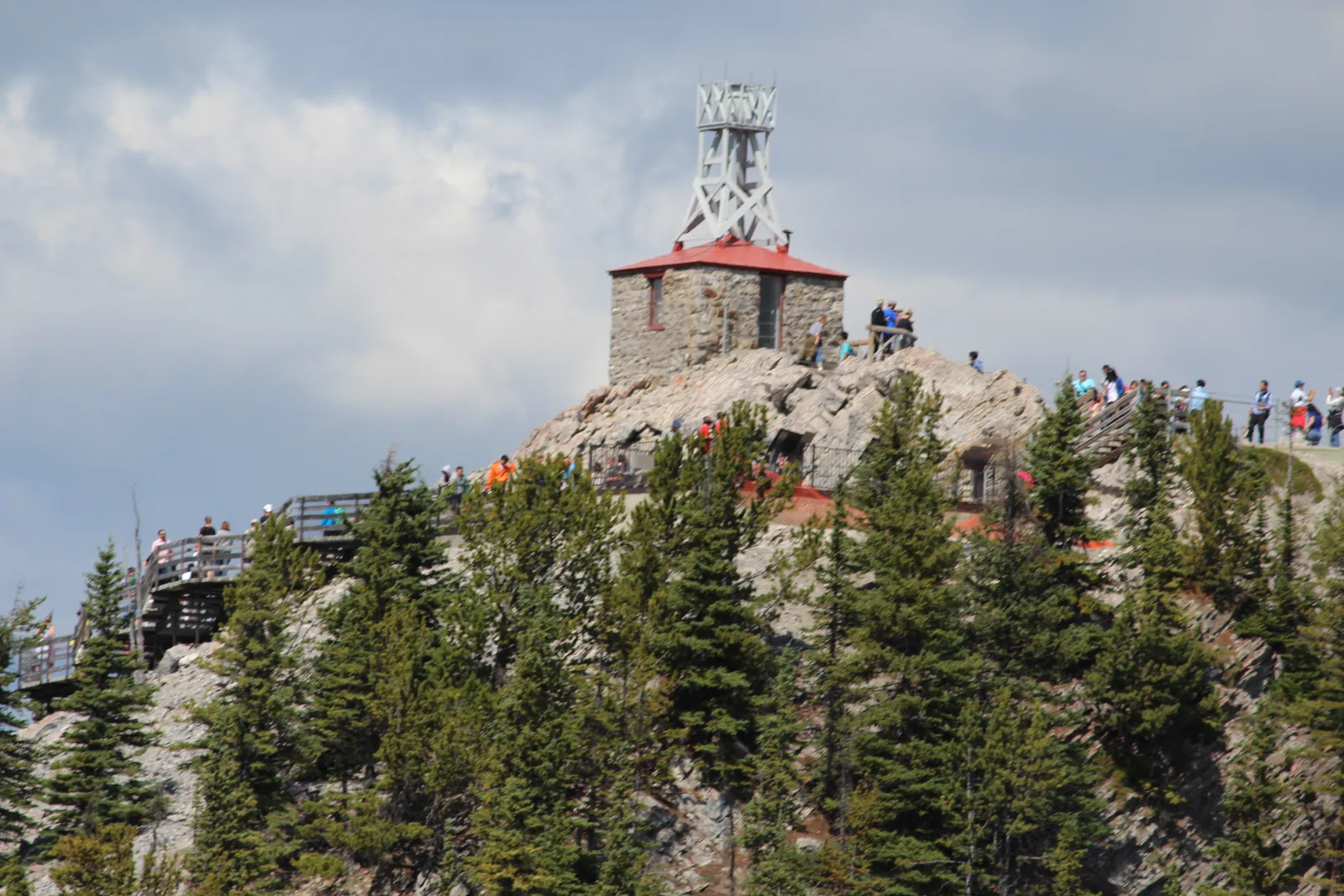 Die steinerne Wetterstation auf dem Sanson Peak über dem Wald, davor der Steg