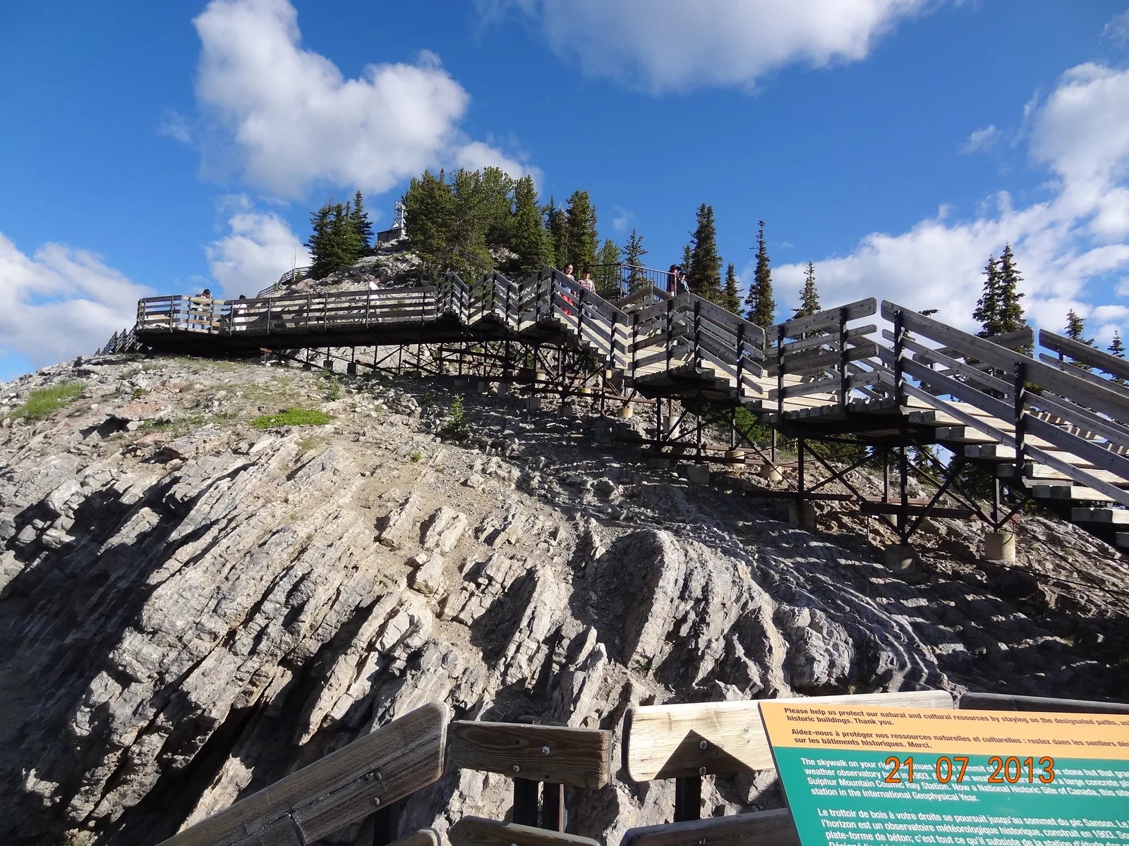 Holzsteg mit Treppen über den Kalkfelsen des Grats zur Wetterstation