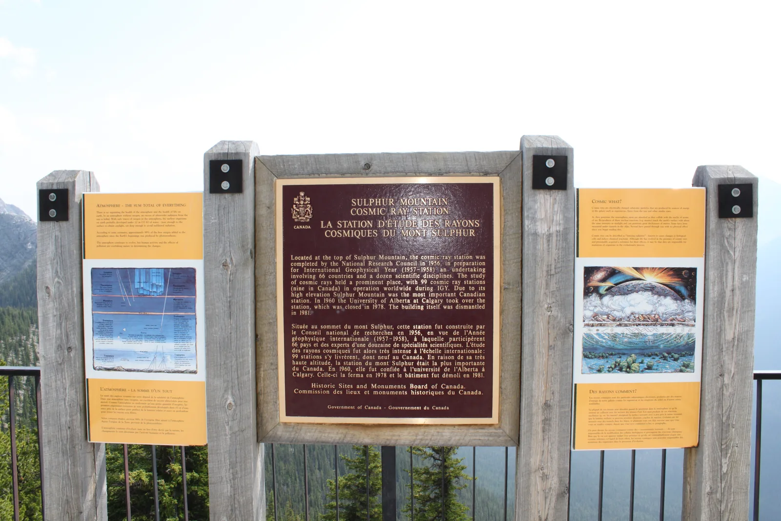 Gedenktafel der Cosmic Ray Station auf dem Sulphur Mountain mit Infotafeln