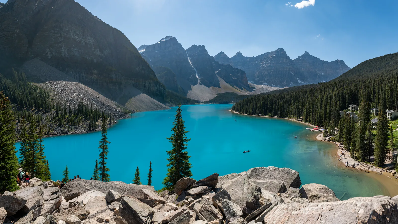Türkisfarbener Moraine Lake vor den Gipfeln des Valley of the Ten Peaks