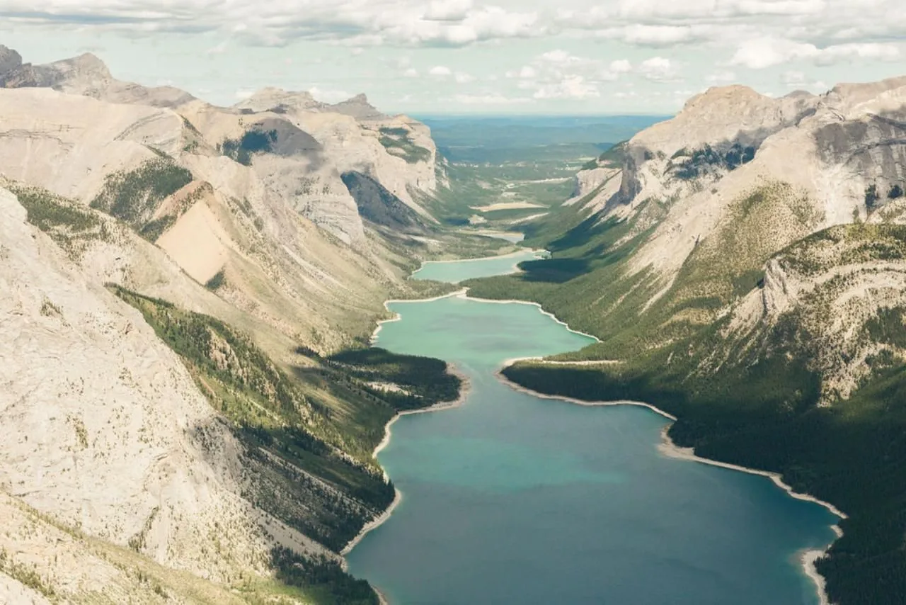 Angebotsfoto: Ab Morley: 30 Minuten im Hubschrauber über den Lake Minnewanka