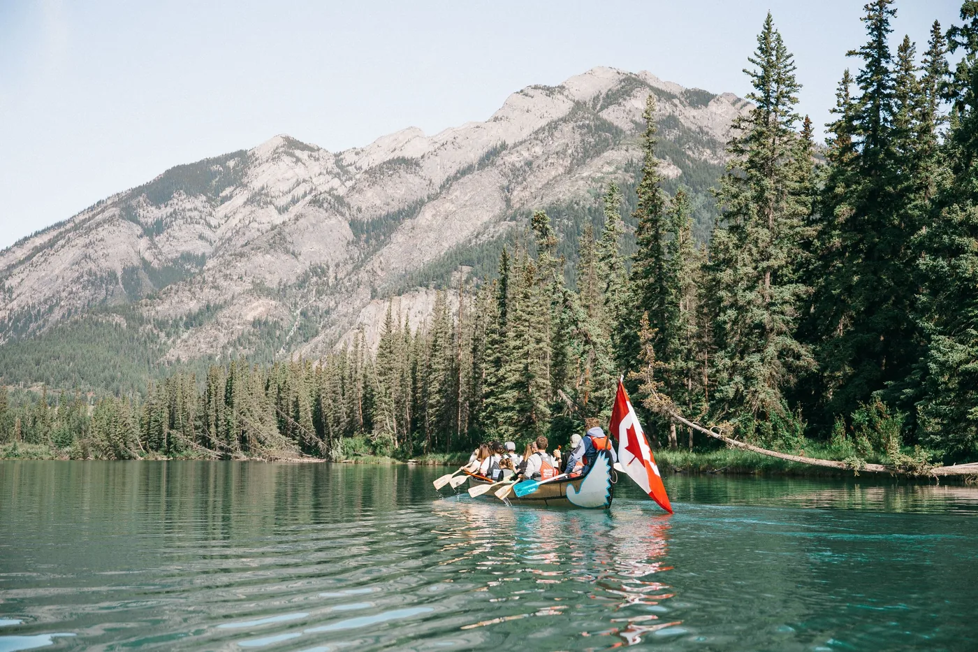Angebotsfoto: Im großen Kanu auf dem Bow River, mit Guide