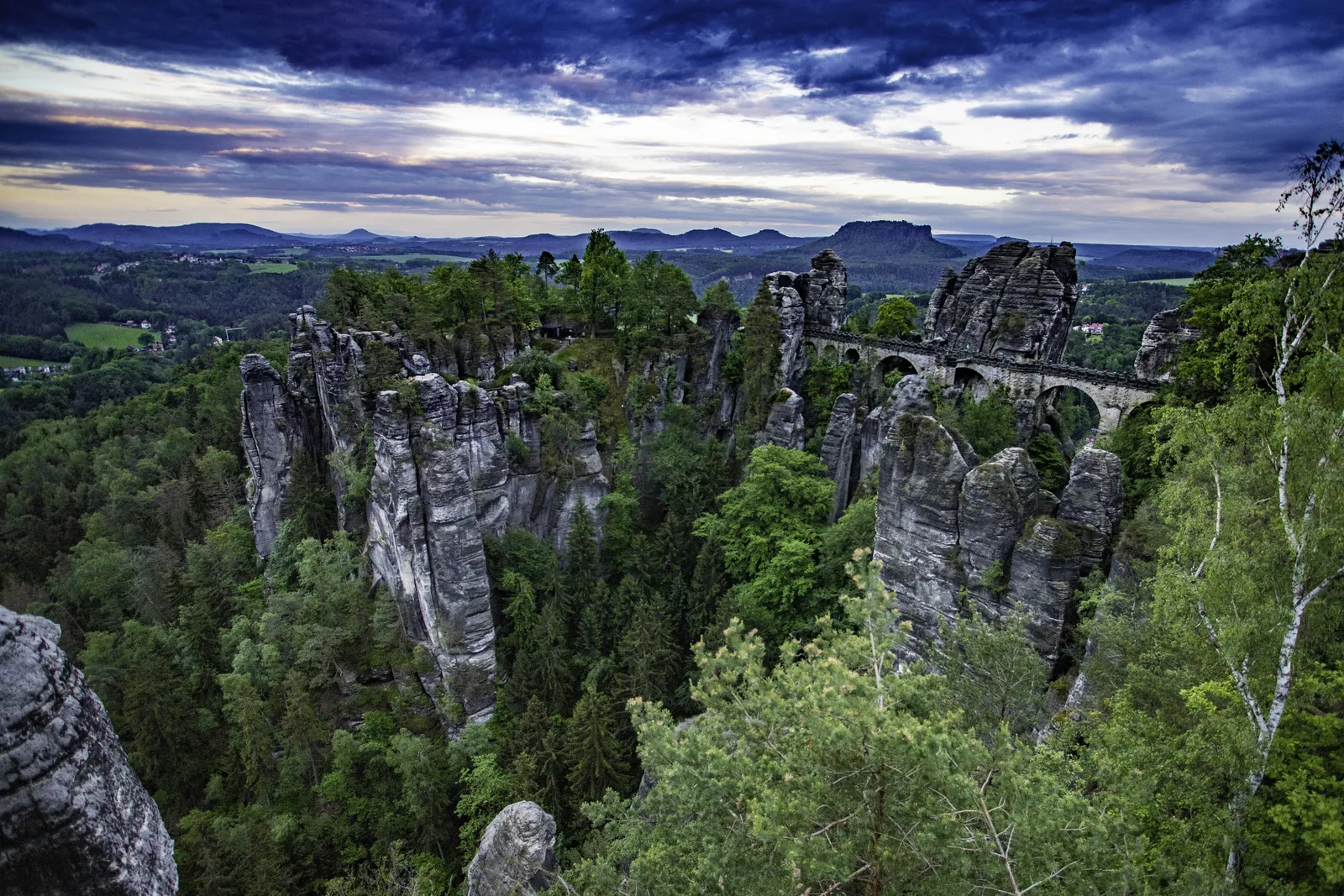 Die Basteibrücke und die Felsen der Bastei im Nationalpark Sächsische Schweiz