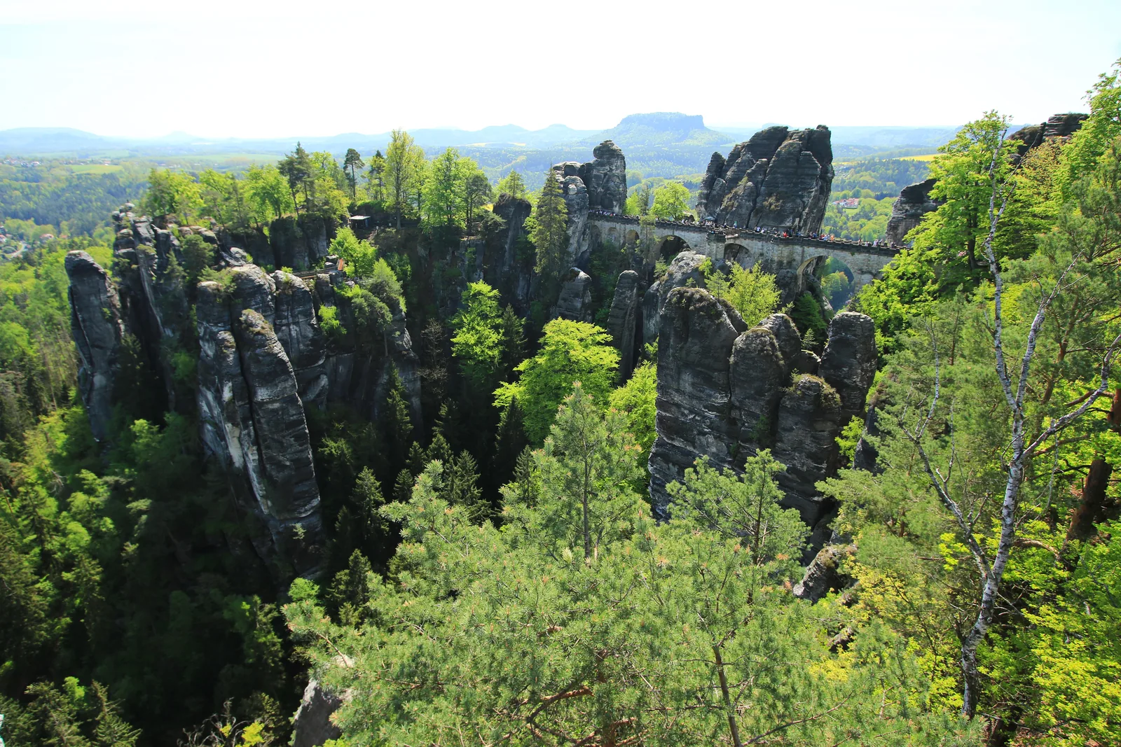 Die Basteibrücke im Nationalpark Sächsische Schweiz, aufgenommen zwischen den Sandsteinfelsen