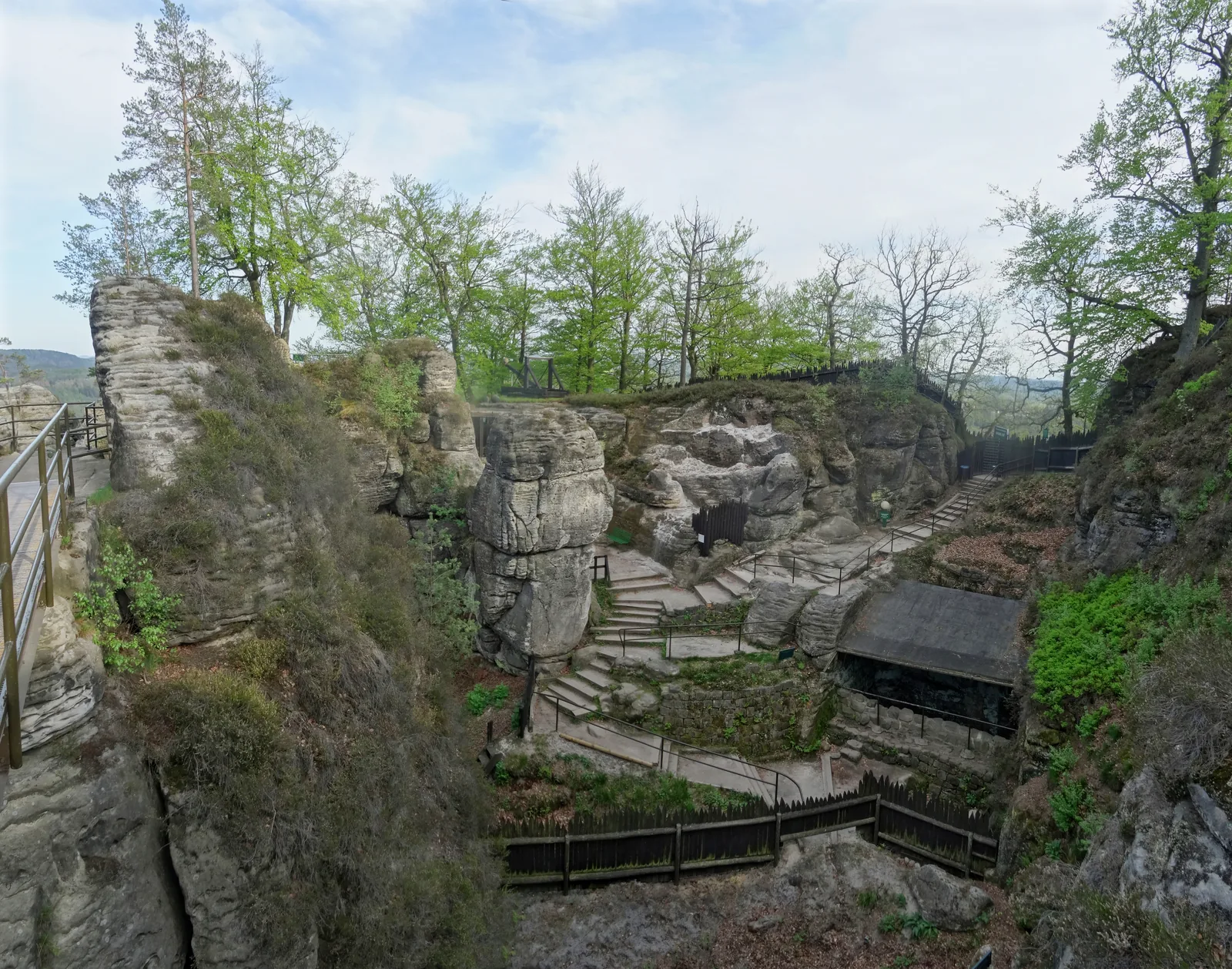 Der Innenhof der Felsenburg Neurathen mit der großen Zisterne