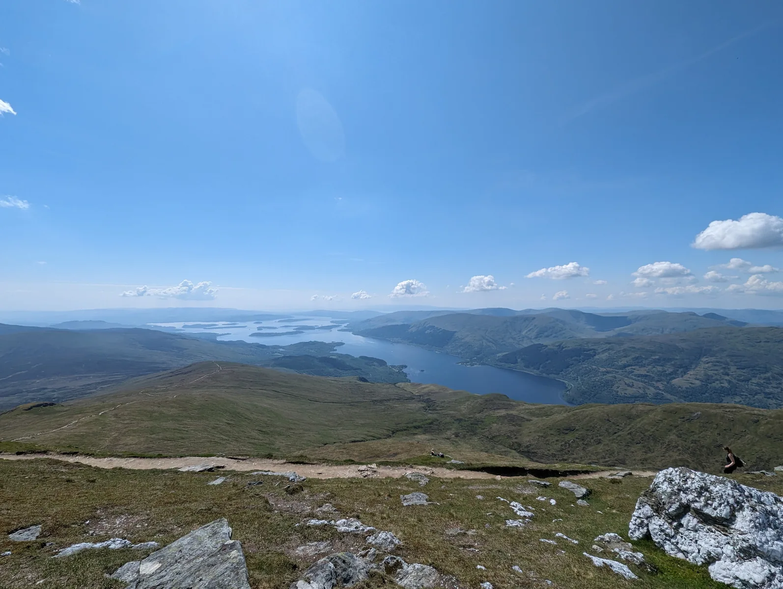 Blick vom Ben Lomond im Loch-Lomond-and-The-Trossachs-Nationalpark über Hügel und den Loch Lomond bis zum Horizont