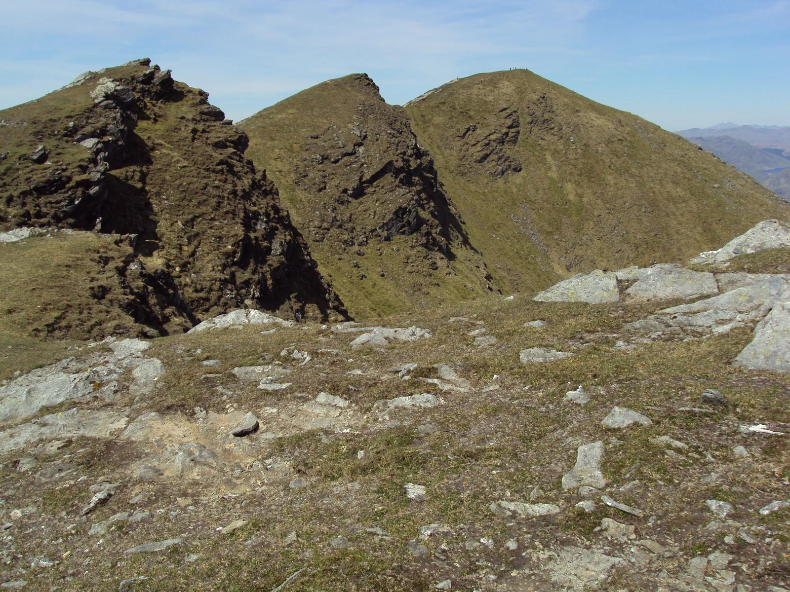 Felsige Gipfelgrate des Ben Lomond im Loch-Lomond-and-The-Trossachs-Nationalpark unter blauem Himmel