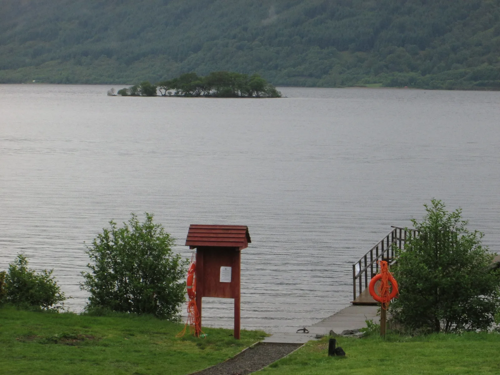 Der kleine Anleger von Rowardennan am Loch Lomond mit roter Infotafel, Ausgangspunkt für den Ben Lomond