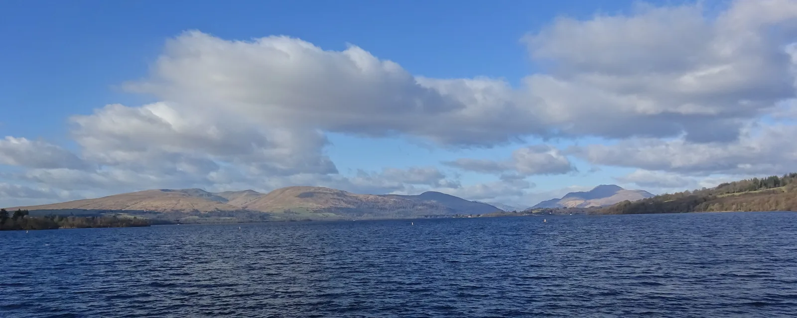 Der Ben Lomond am Horizont über dem weiten Loch Lomond, vom Anleger in Balloch aus gesehen