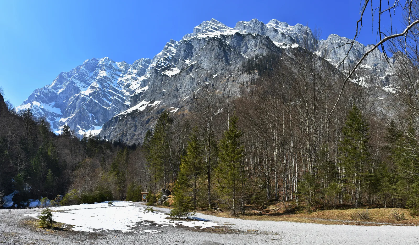 Blick vom Eisabach am Königssee hinauf zur verschneiten Watzmann-Ostwand