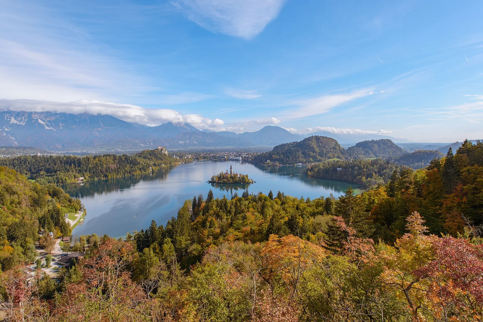 Herbstpanorama über dem Bleder See von der Ojstrica, mit Insel und den Bergen der Julischen Alpen im Hintergrund
