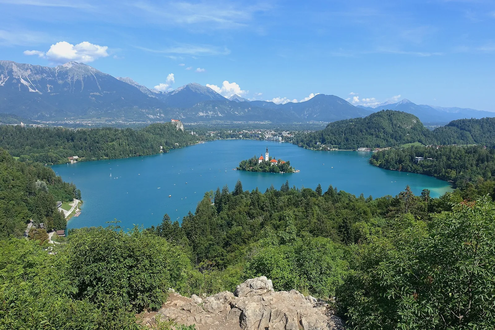 Blick von der Ojstrica auf den Bleder See mit der Insel und der Wallfahrtskirche, dahinter die Julischen Alpen des Triglav-Nationalparks