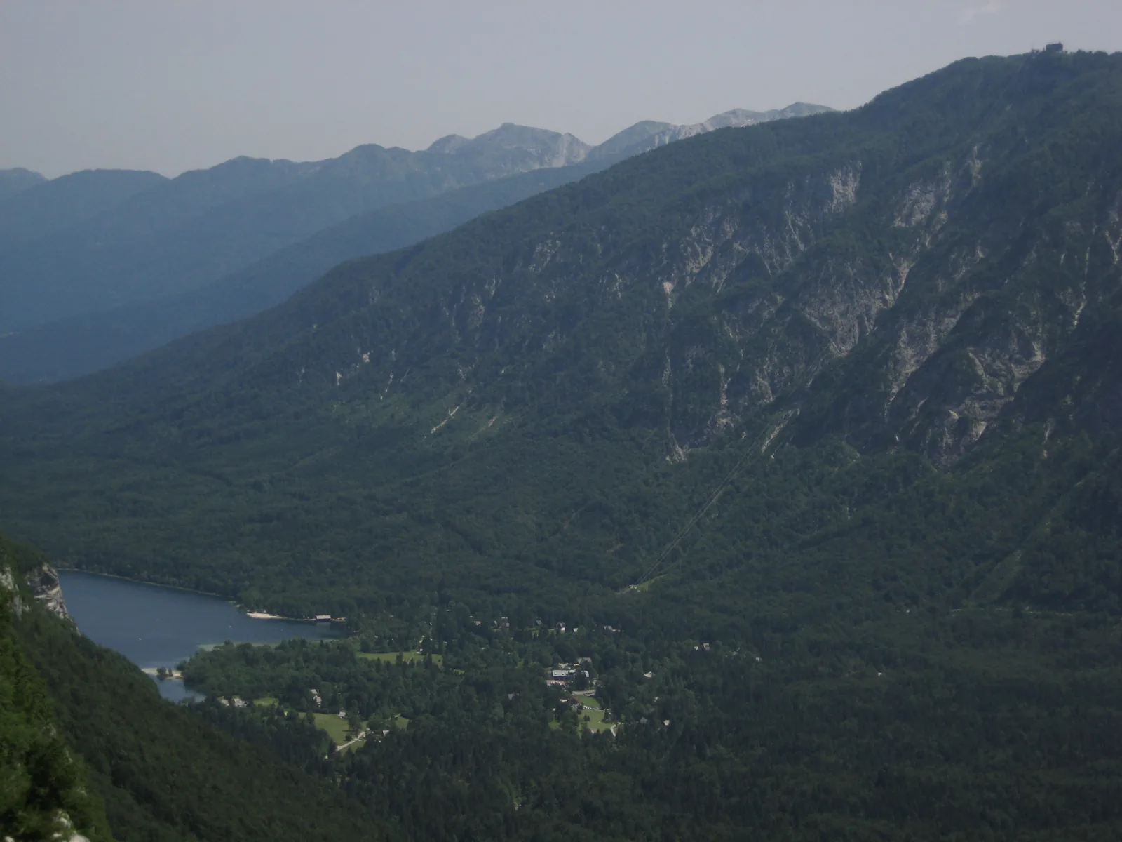 Blick auf Ukanc und das Westende des Sees unter dem Vogel