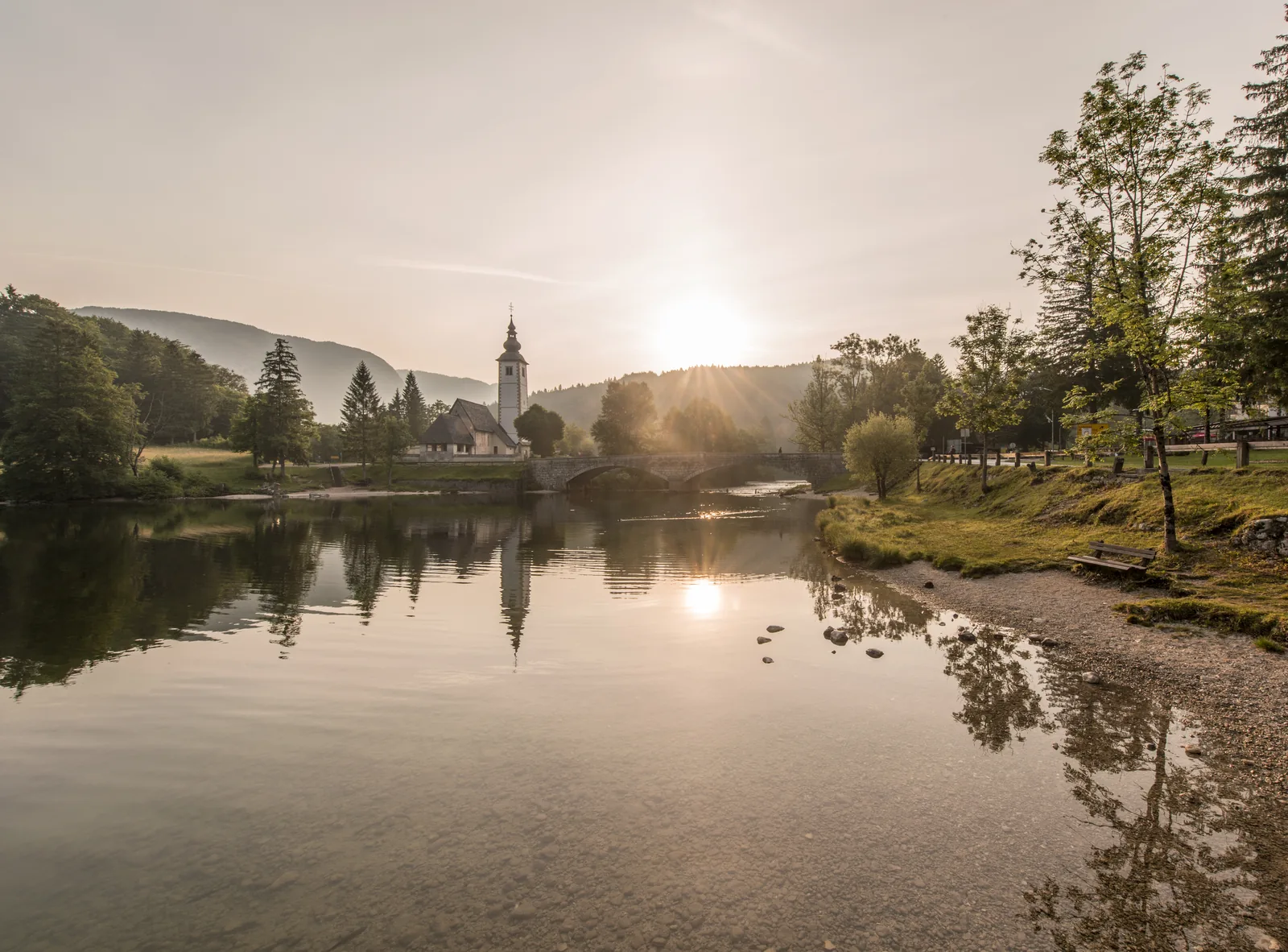 Morgenstimmung am Ostufer des Bohinjer Sees mit der Kirche Johannes der Täufer und der Steinbrücke