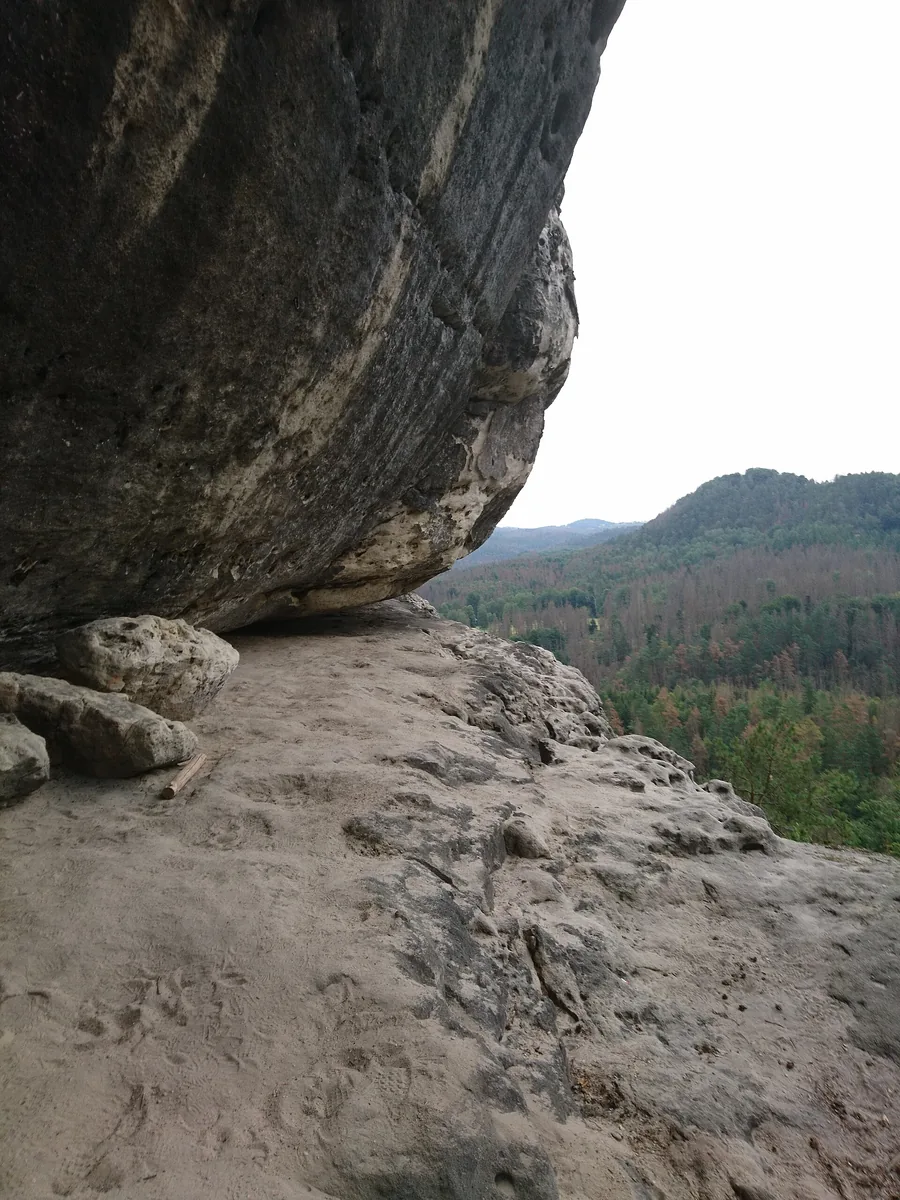 Boofe unter einem Sandsteinüberhang am Kleinen Lorenzstein mit Blick über den Wald der Sächsischen Schweiz