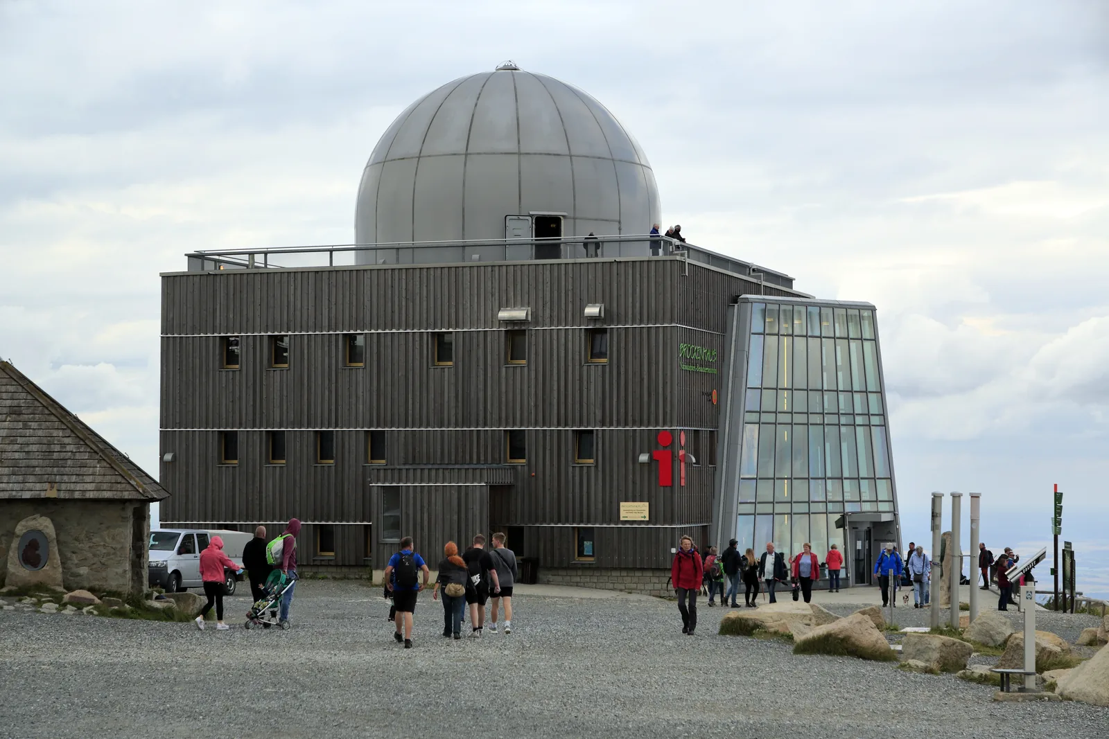 Das Brockenhaus auf der Gipfelkuppe, früher ein Funküberwachungsgebäude des Ministeriums für Staatssicherheit