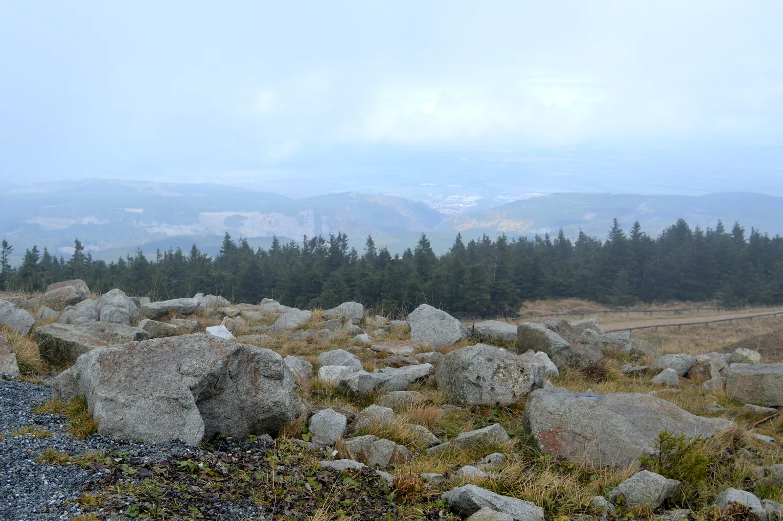 Das Brockenplateau im Nationalpark Harz mit den Gebäuden auf der waldfreien Kuppe