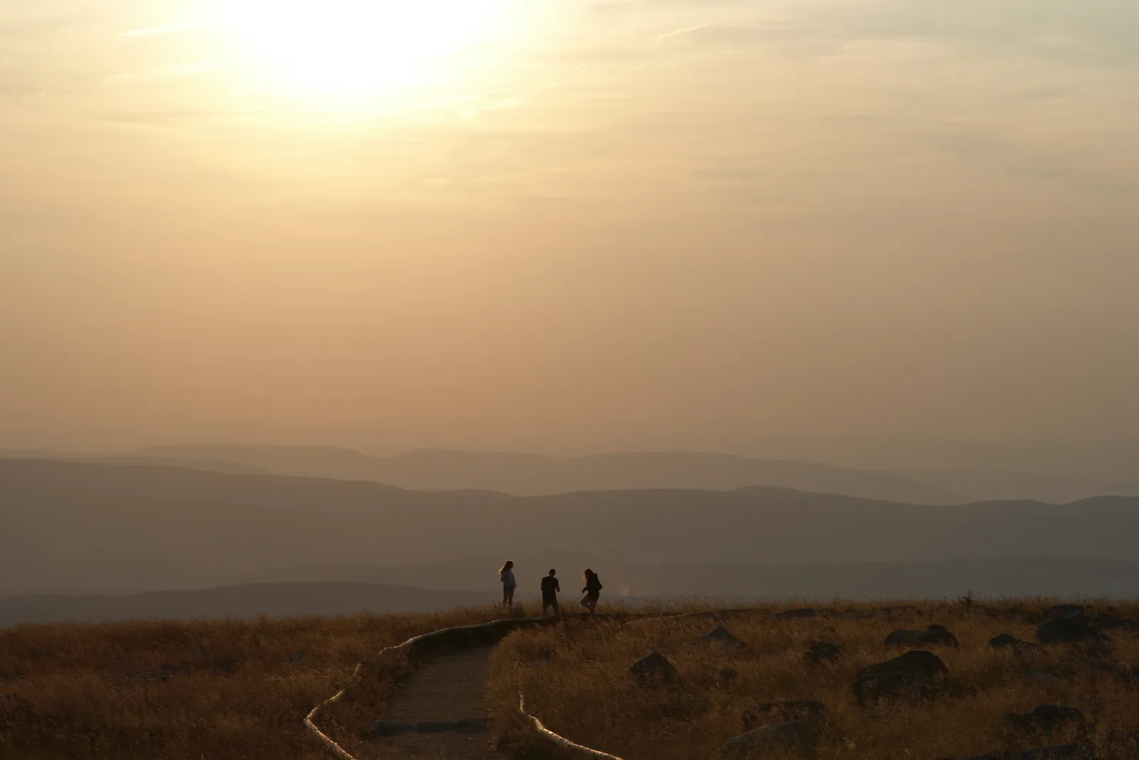 Wandernde auf der Kuppe des Brockens im Harz