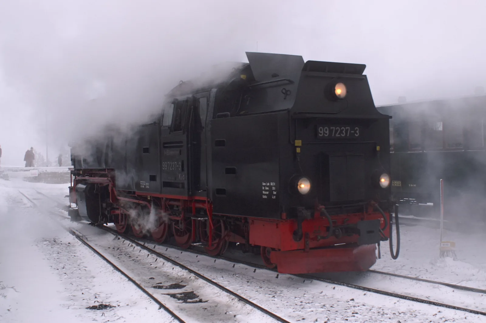 Dampflokomotive 99 7237-3 der Brockenbahn am Gipfelbahnhof auf dem Brocken