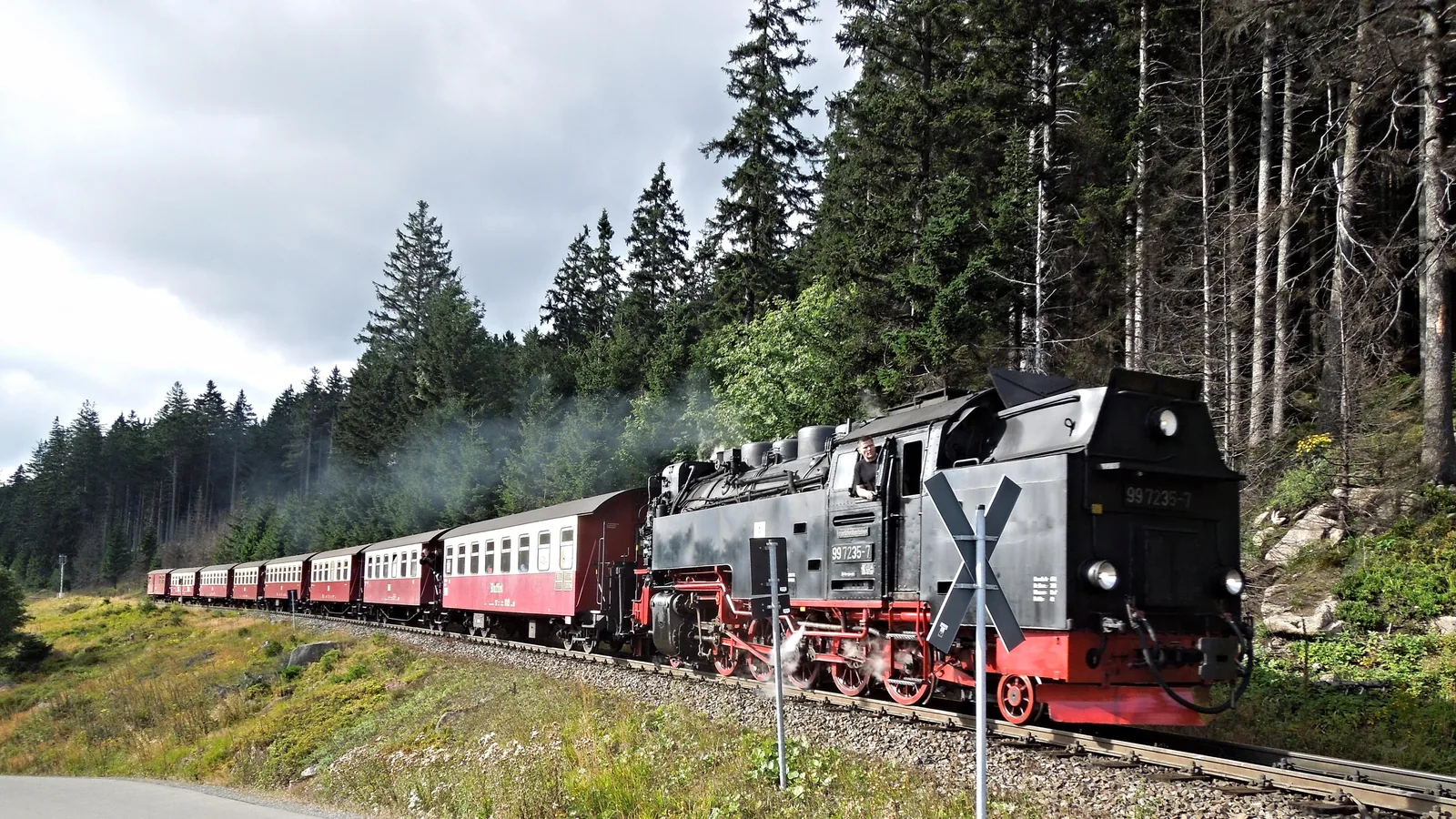 Dampflok 99 7235 der Brockenbahn auf Talfahrt vom Brocken zum Bahnhof Schierke
