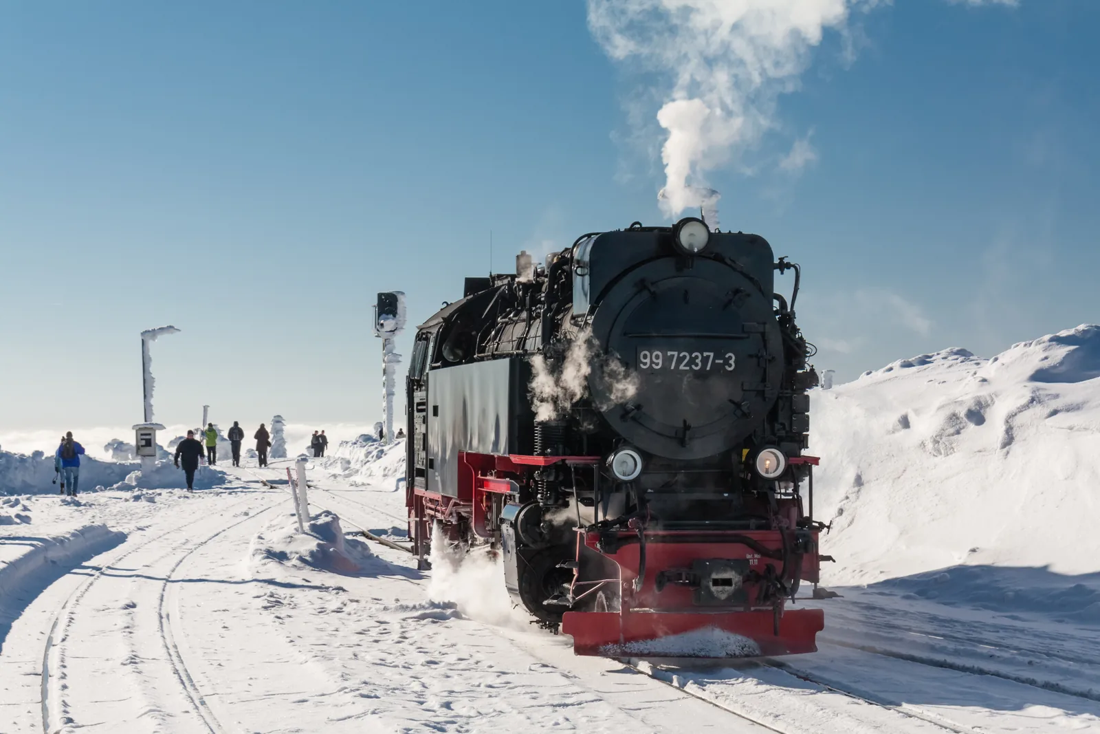 Dampflok im winterlichen Brockenbahnhof