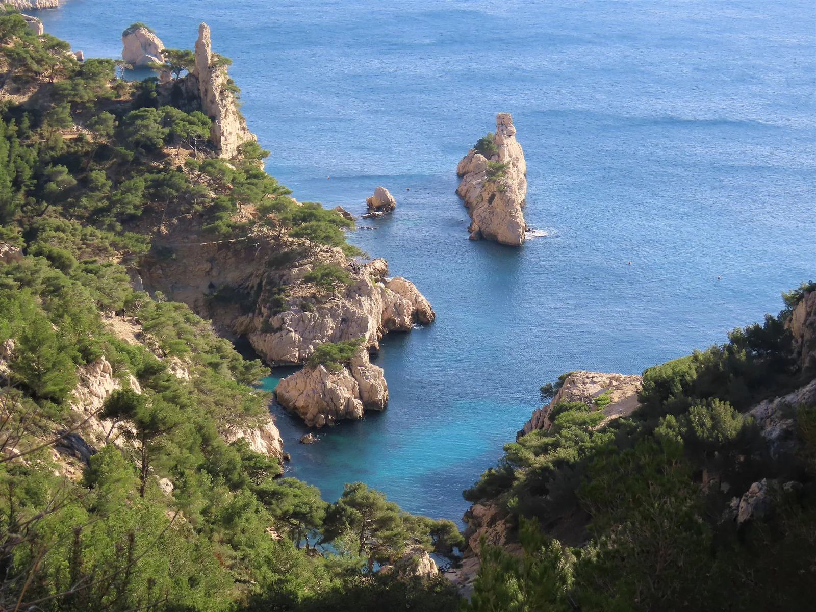 Felsnadeln und Buchten der Calanque de Sugiton im Nationalpark Calanques
