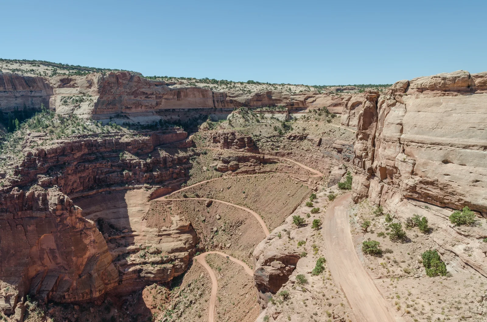 Die Serpentinen der Shafer Canyon Road, die sich in engen Kehren die Sandsteinwand hinunterziehen