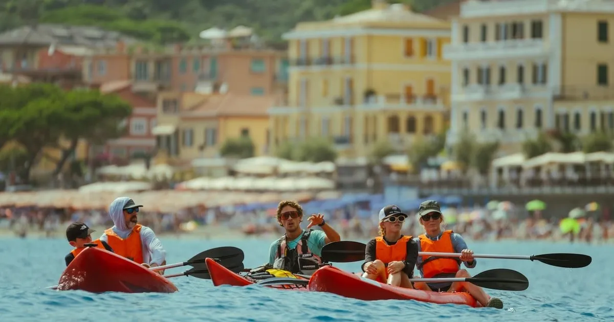 Angebotsfoto: Von Monterosso nach Vernazza: geführte Kajaktour entlang der Küste