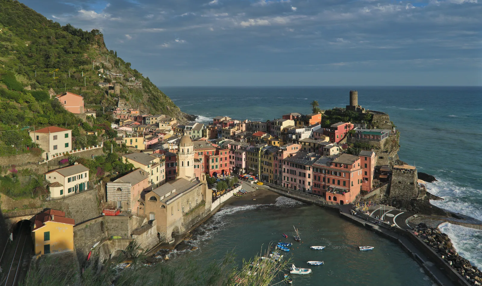 Blick vom Sentiero Azzurro im Nationalpark Cinque Terre auf Vernazza mit seinem kleinen Hafen und dem Turm auf der Landspitze