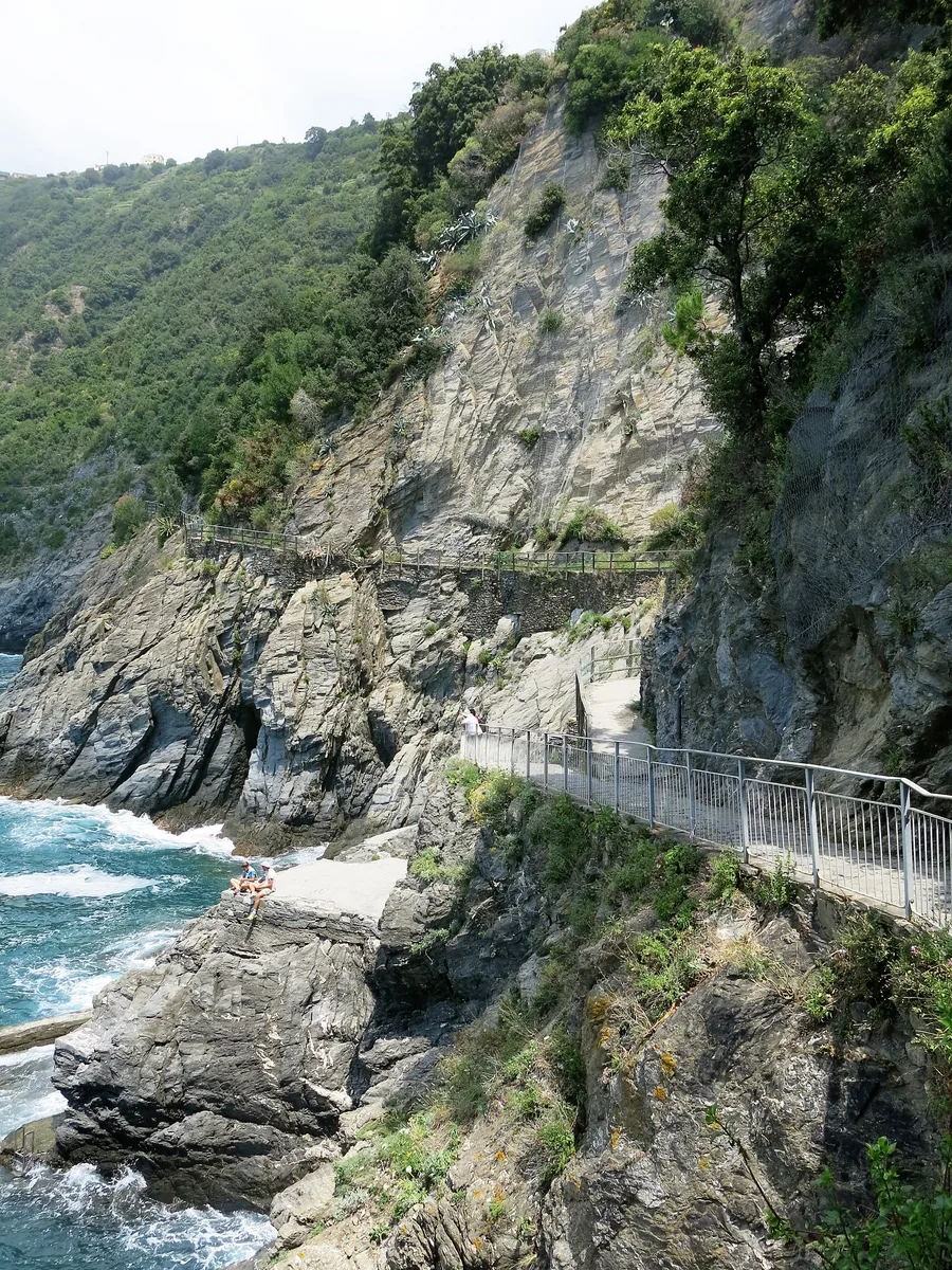 Abgebrochener Küstenweg zwischen Manarola und Corniglia im Nationalpark Cinque Terre, darunter Felsen und Brandung