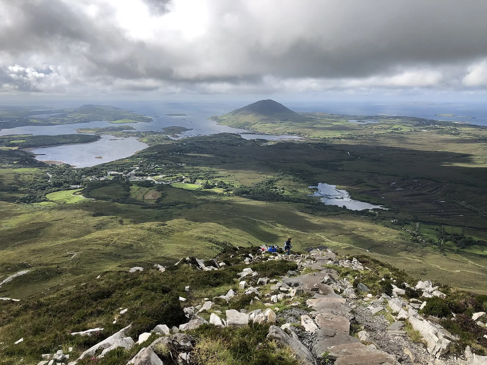 Wanderer auf dem Weg zum Diamond Hill im Connemara-Nationalpark, ringsum Heide und Moor
