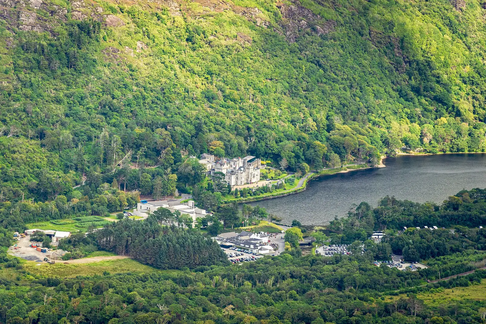 Blick über Moorland und Seen auf die Berge der Twelve Bens im Connemara-Nationalpark