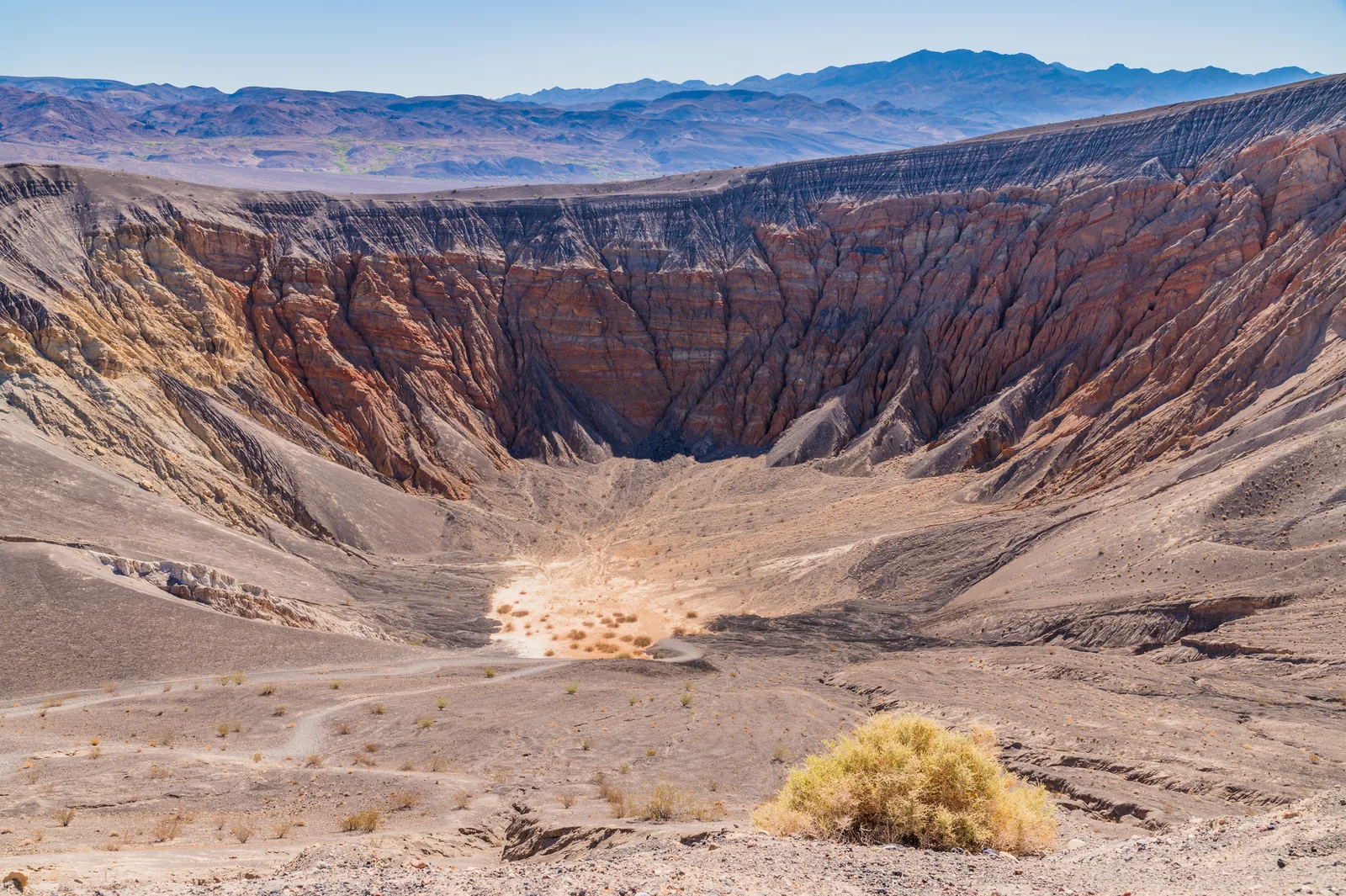 Der Ubehebe-Krater von oben: steile, rot-braun gestreifte Innenwände, am flachen Grund ein heller Fleck