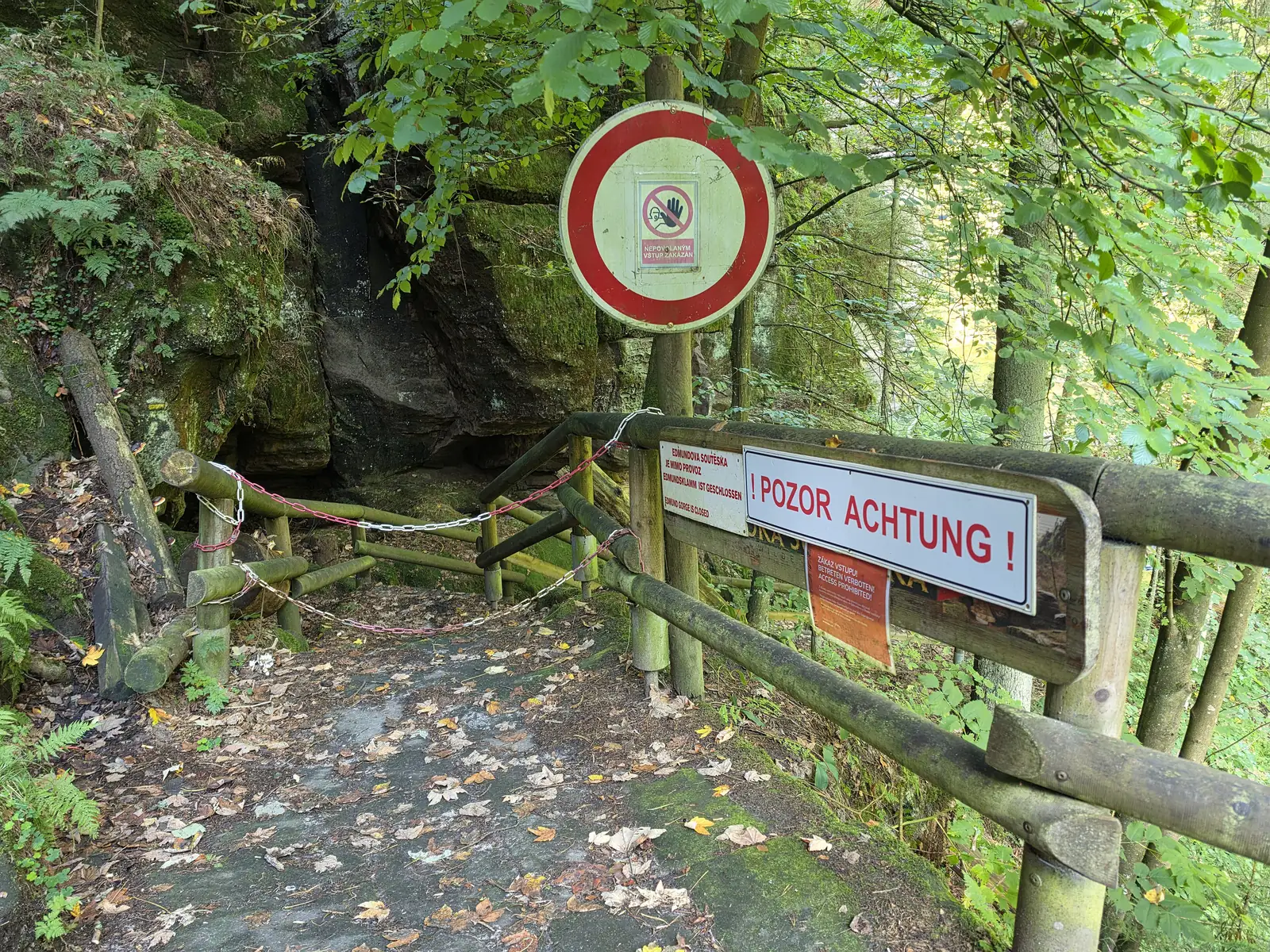Gesperrter Weg in die Edmundsklamm an der Brücke Mezní můstek mit Verbotsschild und Warntafel „Pozor Achtung“, September 2026
