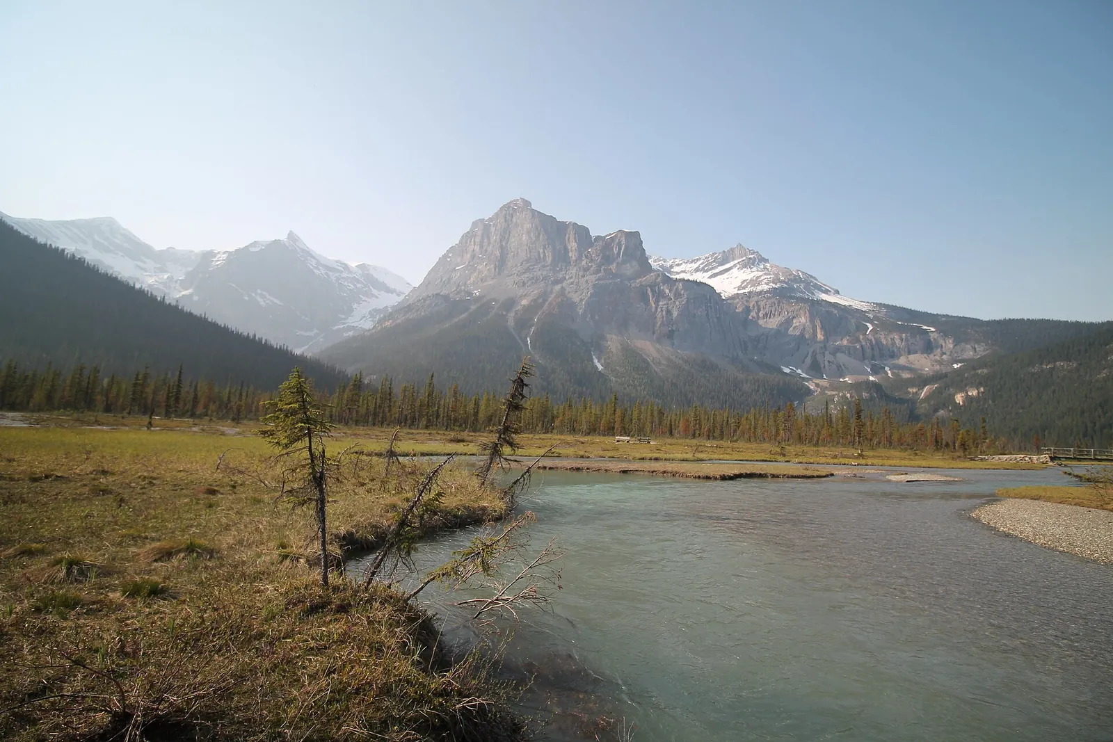 Der Schwemmfächer am hinteren Ende des Emerald Lake im Yoho-Nationalpark: Bachlauf, Kiesbänke und trockenes Gras unter den Gipfeln.