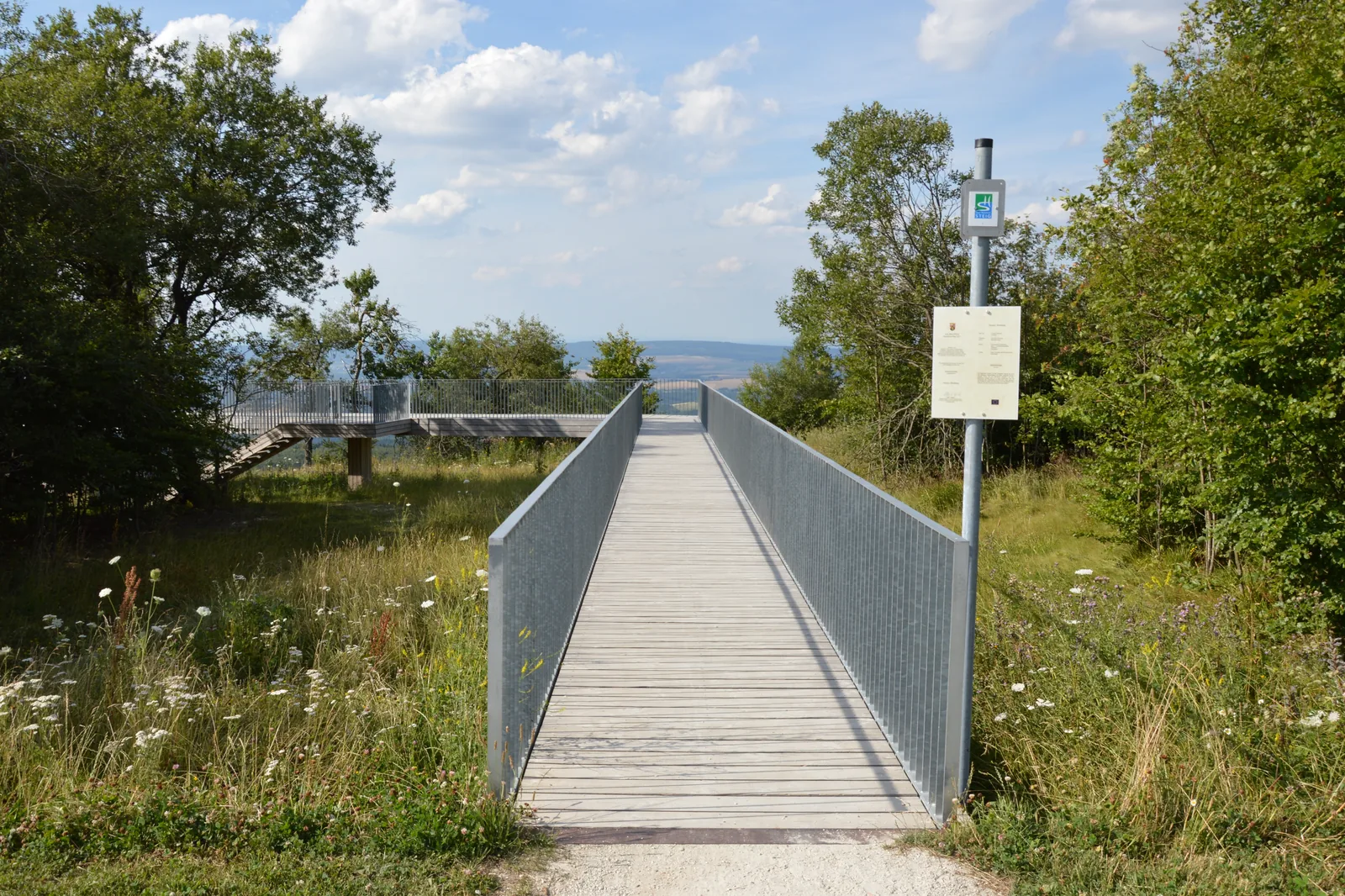 Der Steg durch die Klangskulptur Windklang auf dem Erbeskopf