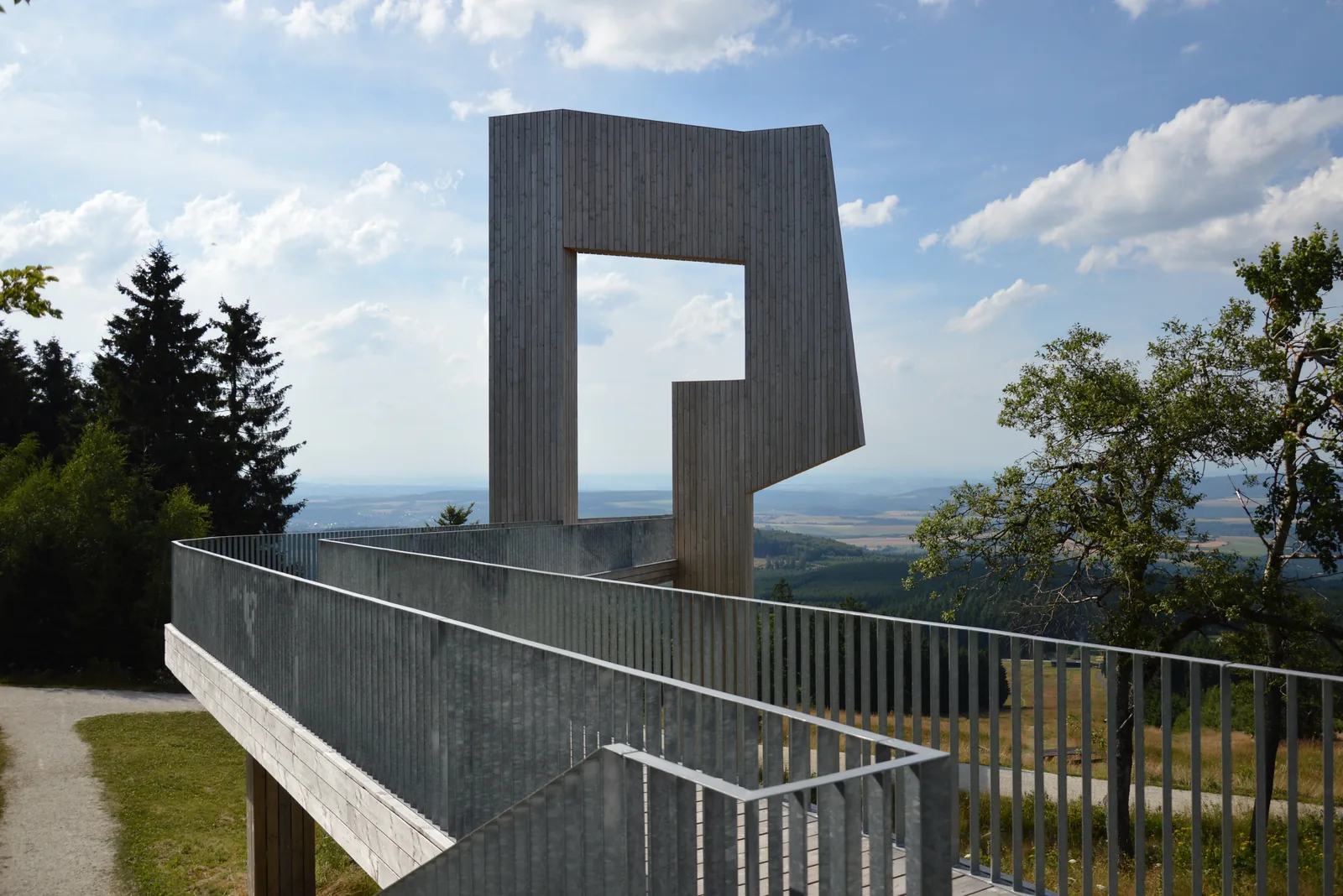 Die Klangskulptur Windklang mit Steg auf dem Erbeskopf