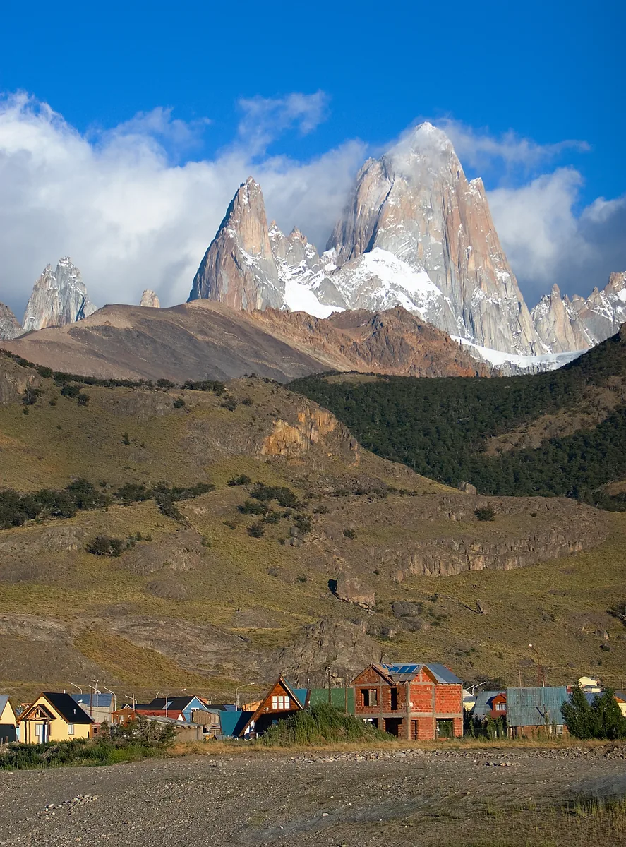 Häuser von El Chaltén am Rand des Nationalparks Los Glaciares unter dem Fitz-Roy-Massiv mit Schnee