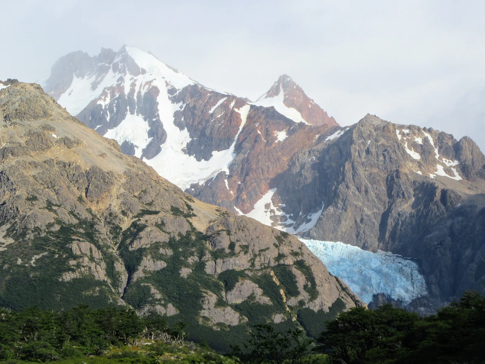 Der Gletscher Piedras Blancas am Weg zum Fitz Roy im Nationalpark Los Glaciares zwischen steilen Hängen