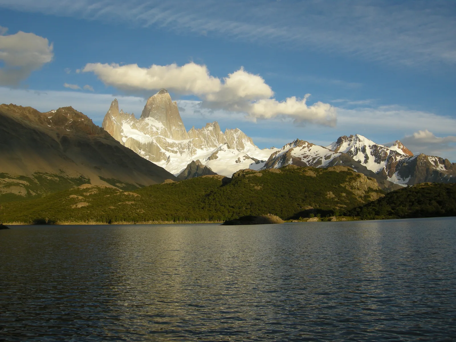 Die Ostwand des Fitz-Roy-Massivs im Nationalpark Los Glaciares über der Laguna Capri, davor bewaldete Ufer