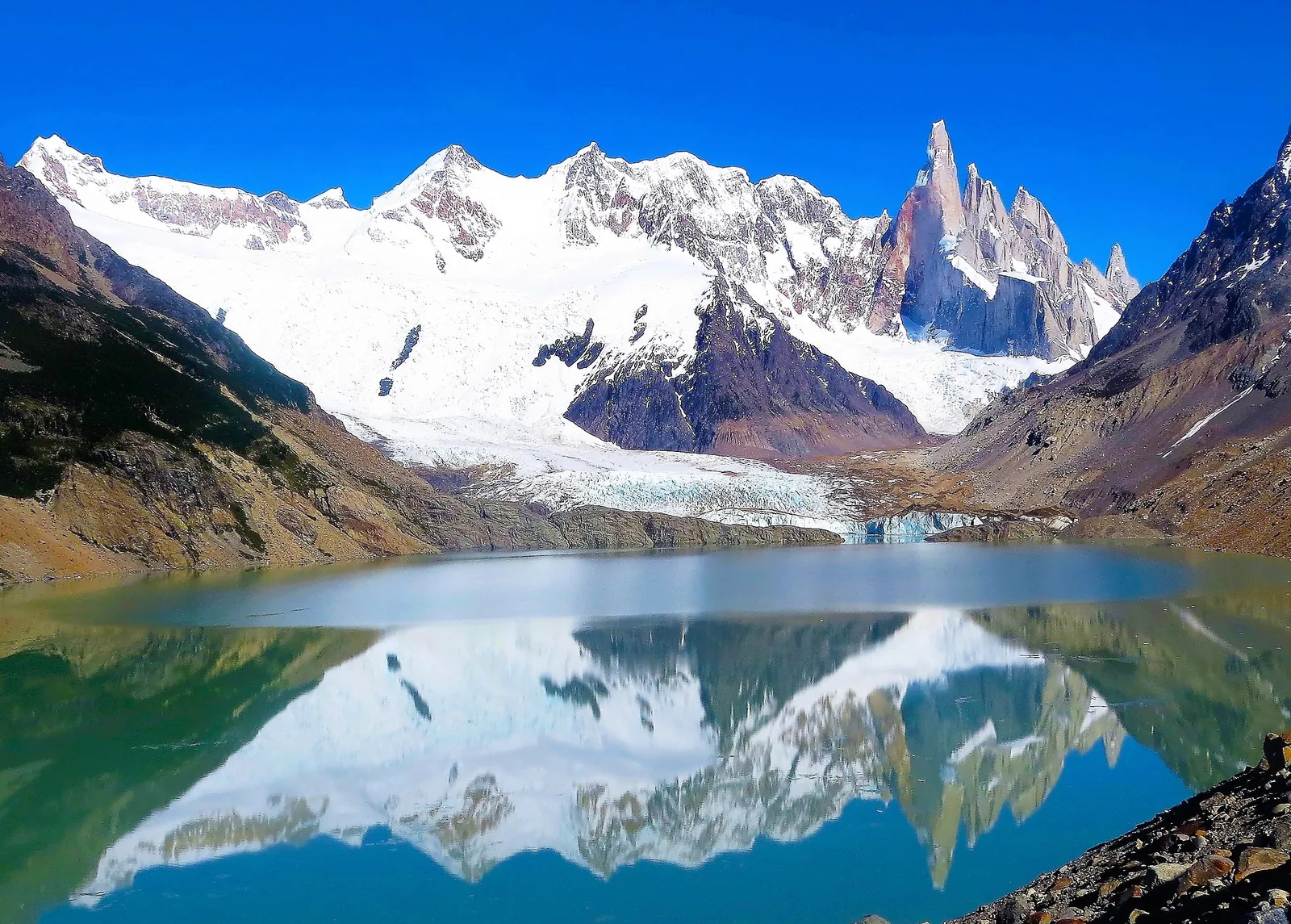 Cerro Adela und Cerro Torre im Nationalpark Los Glaciares spiegeln sich in der ruhigen Laguna Torre