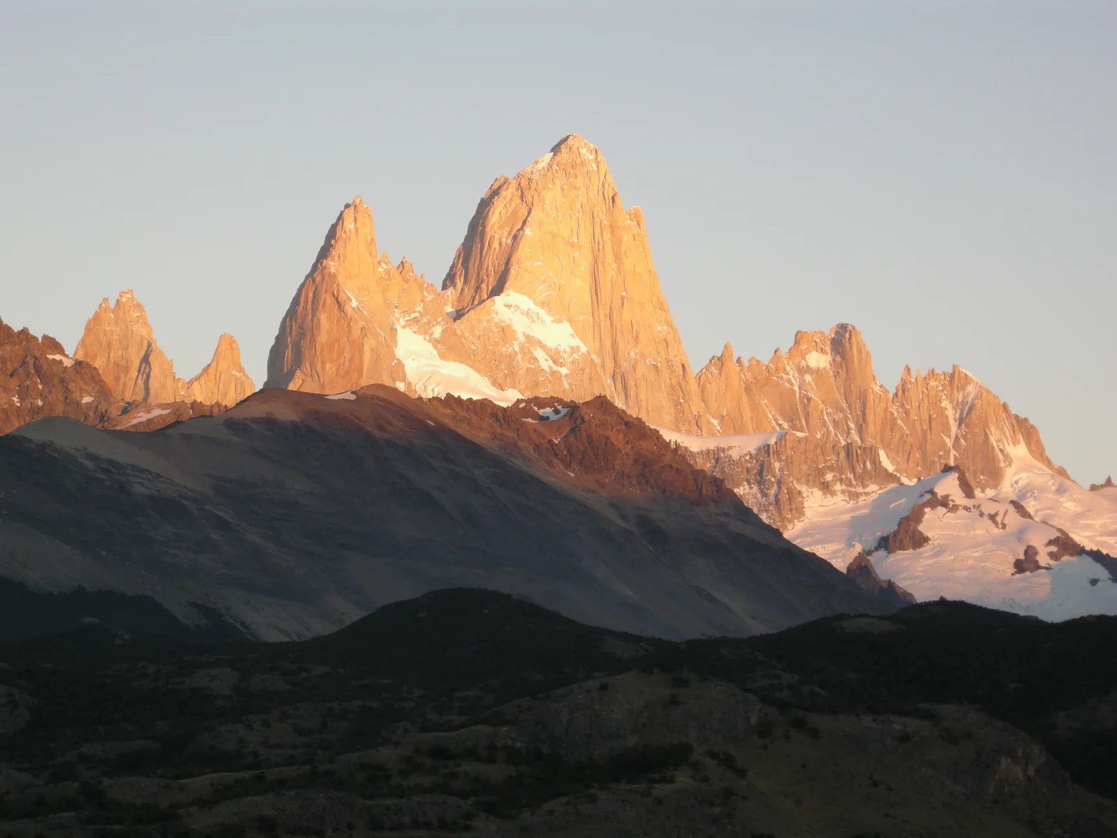 Die Granitnadeln des Fitz Roy im Nationalpark Los Glaciares im roten Licht der Morgendämmerung, vom Zeltplatz Laguna Capri gesehen