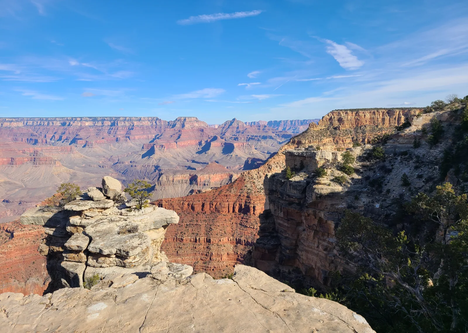 Heller Kalksteinvorsprung am Mather Point mit Blick über die gestuften roten Terrassen des Grand Canyon