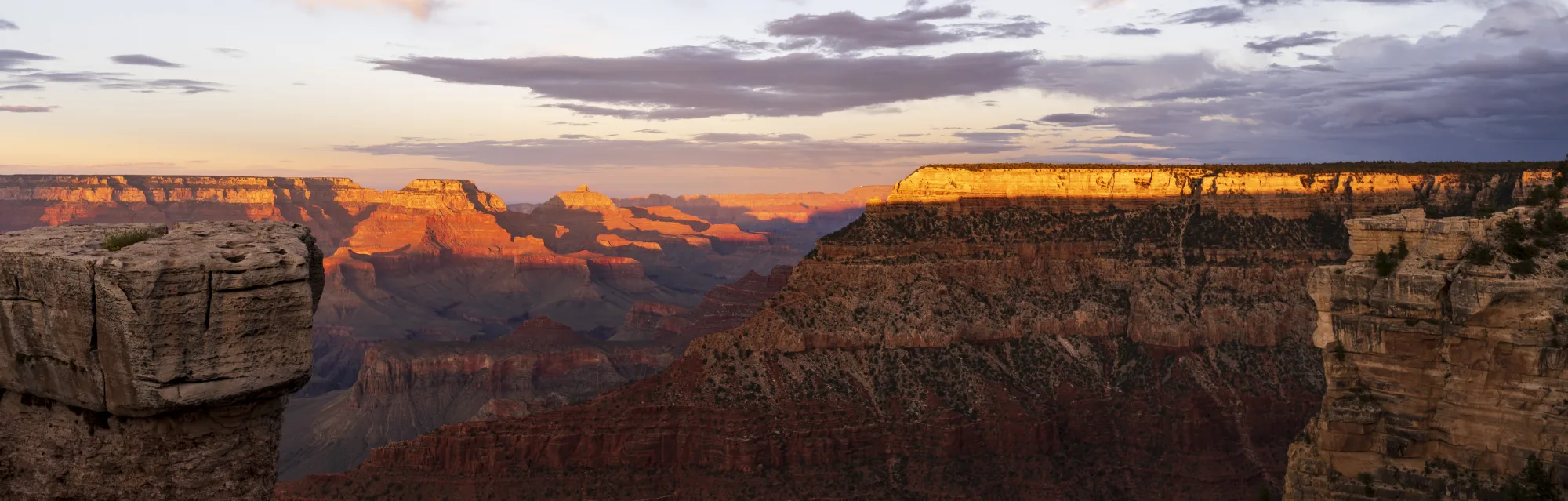 Weites Panorama des Grand Canyon vom South Rim im letzten Abendlicht