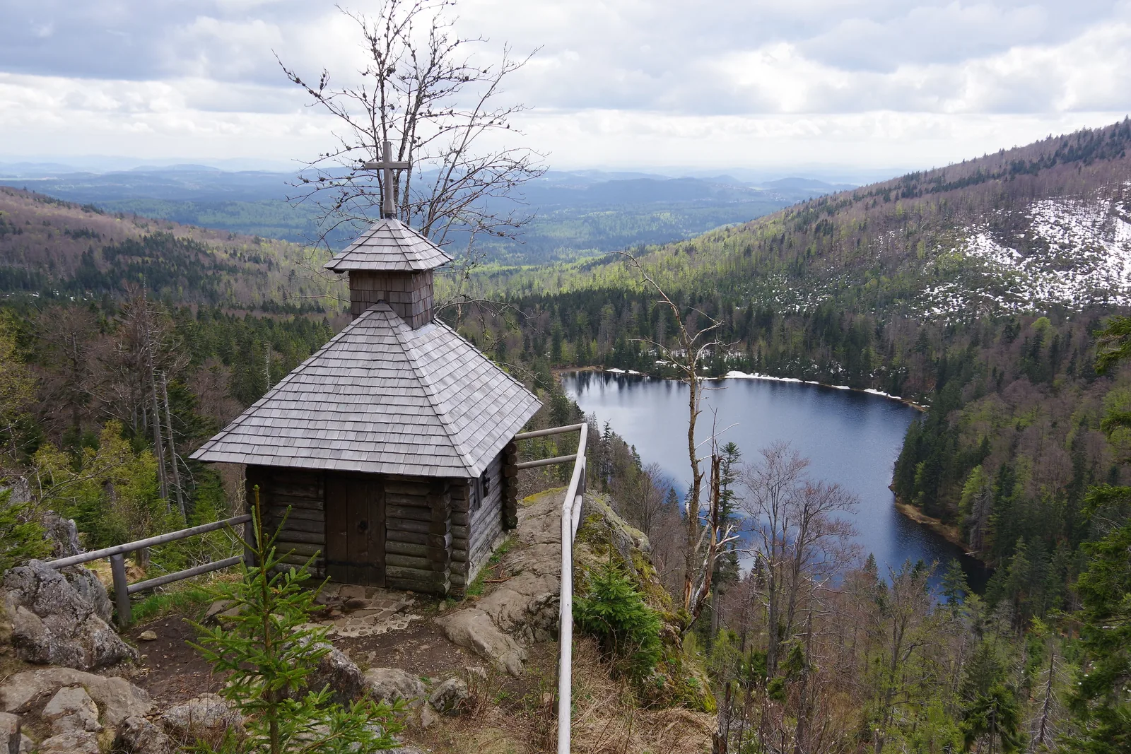 Die Rachelkapelle auf einem Felsvorsprung über dem Rachelsee am Großen Rachel im Nationalpark Bayerischer Wald
